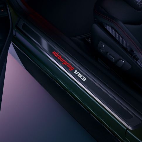  “nürburgring 1/53”专属标识迎宾踏板