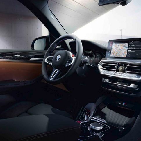 双12.3英寸显示器，配合M专属主题的BMW全彩平视显示系统，让科技感再度升维。